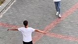 小伙本以为美女抱自己，结果却尴尬一脸，太扎心了！
