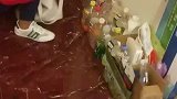 小孩捡饮料瓶，回到家里堆成一堆