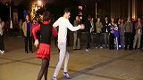 最新广场舞视频大全-20190223-老师带着学生表演双人广场舞，数百人围观掌声不断！