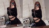 李小璐深夜秀身材，家中内景意外曝光，装修富丽堂皇内部却很邋遢