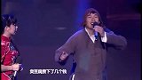大衣哥捐款后领导慰问，阴雨天穿蓑衣斗笠在街上相送