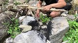 农村小伙河边用顶罐炖腊猪脚，最简单纯粹的吃法，肉香皮糯超好吃