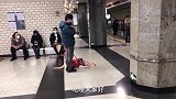在北京地铁上偶遇盲人带着导盲犬，人们的反应很让人意外