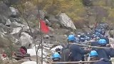 这批特殊的“挑山工”，扛起数吨电缆铺遍泰山山脊！