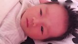 小宝宝睡觉的时候突然睁开了双眼，接下来的眼神好可爱啊