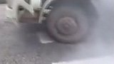 载满纸箱货车底部自燃，司机全然不知一路狂奔直到被巡警逼停