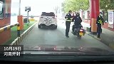 一男子骑摩托车不顾阻拦强行冲上高速，目击者差点撞到收费员