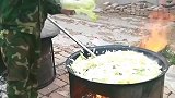 农村厨师制作的大锅菜，感觉跟喂猪的一样