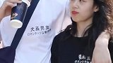 街头可爱的小情侣，让人羡慕的青春爱情