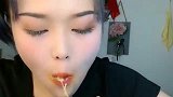 美女拼命咽食物，我拼命咽口水，太难了！