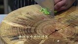 厨师长教你酸辣土豆丝的地道做法，香辣酸爽又开胃，下酒又下饭