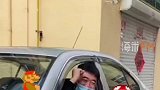 两车狭路相逢，猜拳决定谁倒车。谁都不丢面