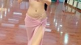 女儿班上新来的肚皮舞老师，难怪老公天天都要接孩子