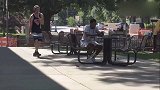 国外恶搞，把路人鞋带绑起来，然后把奶油糊路人脸上，路人太难了
