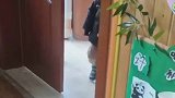 小男孩十点到幼儿园一脸疑惑走进没人的教室