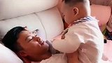 爸爸一假装晕倒，8个月大儿子就这样对他，看完不许笑！