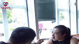 主人舍不得吃牛排存钱买狗粮，金毛干保安赚钱给主人买牛排，暖！