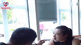 主人舍不得吃牛排存钱买狗粮，金毛干保安赚钱给主人买牛排，暖！