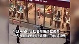 现场！周大福在加拿大一店铺被抢，保安淡定拍照不制止，一群劫匪扛布袋潇洒离开