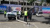 两电线杆齐根断裂砸中两路人 其中一人被砸中头部