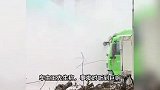 监拍货车遭雷击瞬间，火花四射发出巨响，车主：轮胎损坏零件飞散