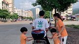 爸爸去上班，三胞胎儿子依依不舍的一路追着爸爸，看到这一幕哭了