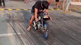 小伙真是不要命，穿拖鞋骑车飙到150时速回来