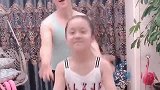 小女孩跳舞的样子，真的好搞笑呀