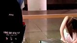 偶遇一名行李箱坏掉的小姐姐，等车的时候突然坏了