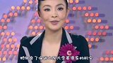 她曾是董卿的接班人，天生丽质端庄大气，却因沉迷整容导致脸变形