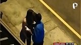 秘鲁：一名警察亲吻违反宵禁年轻女子，电视台曝光后警察被停职