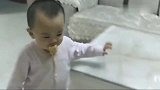小宝宝趁老爸不注意，下手“快狠准”这画面看完不许笑