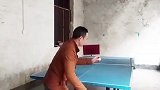男子在家太无聊，自己和自己打乒乓