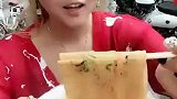 冒着热气的麻酱粉条，妹子你慢点吃，小心烫