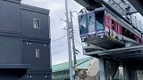 日本的“悬挂轻轨”，眼前这一幕，不愧是世界强国