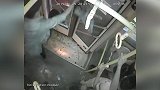 嚣张！男子要求公交车开门 遭拒后踹碎车门扬长而去