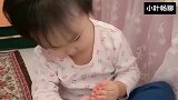 暖宝玩自己的脚丫被小姨吐槽臭，暖宝的反应可爱了