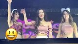中间那女的是不是不耐烦了