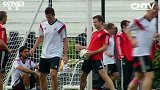 世界杯-14年-德国队前训练玩射门过瘾 小猪不怕面对失败-新闻