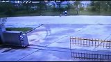 监控拍下一条流浪狗想咬过路的男人，结果却被追着打！