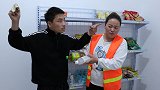 环卫工买水只带一块钱，被售货员骂下等人，老板来后精彩了