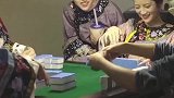众位爱妃随我一起，等朕来再跟你们打上四圈