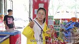 美女买零食，被小偷跟踪后让老板识破了，过程真是逗