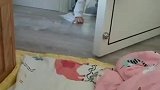姐姐哭了，弟弟爬过来递纸巾帮擦眼泪