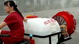 大姐这工作好，翘着二郎腿开着自制的洒水车，太潇洒了！