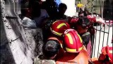 7岁男孩抄近道摔倒，自家铁门钢筋刺进腹部