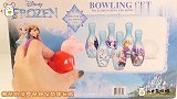 小猪佩奇第六季玩具：看不倒翁佩奇如何玩冰雪奇缘的保龄球？