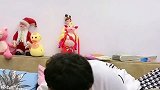 爸爸想要亲两岁小萌娃，女儿：臭不要脸，姥爷快来救我啊