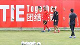 洛国富受伤目前仍随队训练 独自跟随教练场边慢走进行恢复