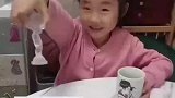 女儿停车场掰了车标，爸爸看了可吓坏了！